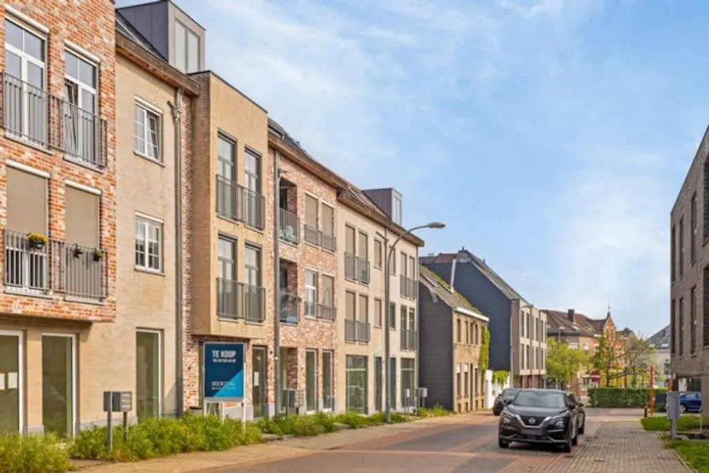 Ruim 3 Slaapkamer Appartement Met Parking Nabij Nato Machelen Belgium